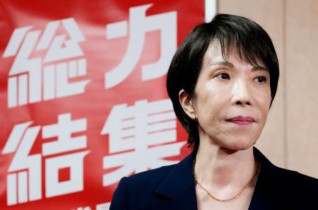 　公明党の斉藤代表との会談を終え、記者団の取材に応じる自民党の高市総裁＝１０日、東京・永田町の党本部