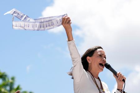　ベネズエラのマドゥロ大統領の３選に抗議する野党指導者マチャド氏＝２０２４年８月、カラカス（ＡＰ＝共同）
