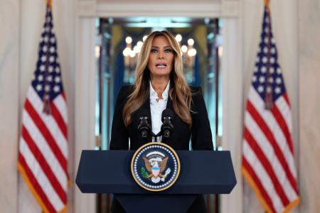 　ホワイトハウスで記者会見するメラニア・トランプさん＝１０日、ワシントン（ＡＰ＝共同）