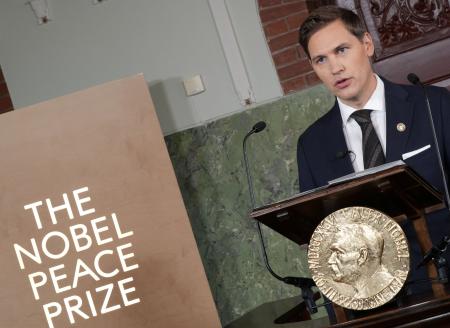 　マリア・コリナ・マチャド氏の平和賞受賞を発表するノルウェー・ノーベル賞委員会のフリードネス委員長＝１０日、オスロ（ロイター＝共同）