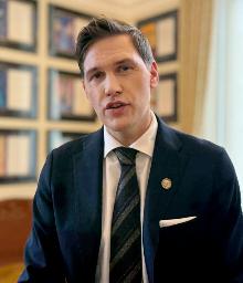 　１０日、単独会見に応じるノーベル賞委員会のフリードネス委員長＝オスロ（共同）