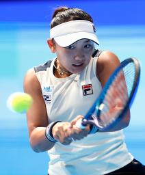 　女子シングルス決勝でプレーする岡村恭香＝有明コロシアム