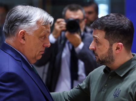 　ベルギー・ブリュッセルで開かれたＥＵ首脳会議に参加するウクライナのゼレンスキー大統領（右）とハンガリーのオルバン首相＝２０２４年６月（ロイター＝共同）