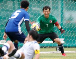 　親善試合でプレーする「デフリンピック」サッカー男子日本代表のＧＫ松元＝東京都品川区