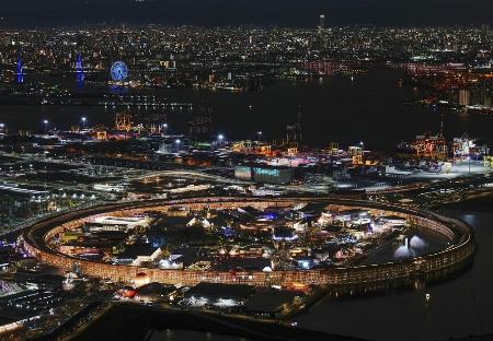 　大阪・関西万博会場の夜景＝１１日午後、大阪市此花区の夢洲