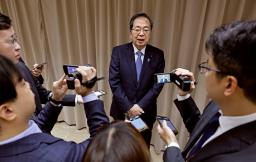 　記者団の取材に応じる公明党の斉藤代表＝１２日午前、東京都千代田区