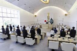 　静岡県伊東市の田久保真紀市長に対する不信任決議を全会一致で可決した市議会＝９月１日