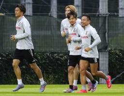 　ブラジル戦に向け、調整する長友（右端）ら＝千葉市内