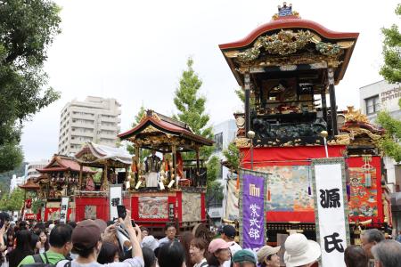 　多くの見物客でにぎわう大津祭＝１２日午後、大津市