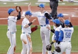 　オリックスに勝利しタッチを交わす日本ハムナイン。２連勝でＣＳファイナルステージ進出を決めた＝エスコンフィールド