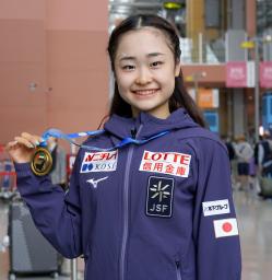 　フィギュアスケートのジュニアＧＰシリーズ第７戦を制して帰国し、メダルを手にする島田麻央＝１２日、関西空港