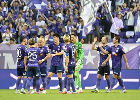 　決勝進出を決め、タッチを交わす広島イレブン＝Ｅピース
