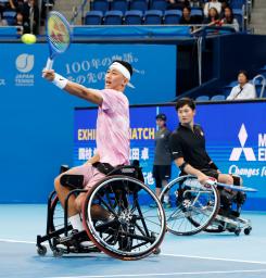 　車いすテニス男子ダブルスのエキシビションマッチでプレーする国枝慎吾さん（奥）と小田凱人＝有明コロシアム