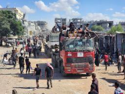 　停戦合意を受け運び込まれる人道支援物資＝１２日、ガザ南部ハンユニス（アナドル提供・ゲッティ＝共同）