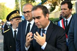 　１１日、パリ郊外で記者団に話すフランスのルコルニュ首相（ロイター＝共同）