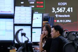 　韓国・ハナ銀行のディーリングルームで株価指数を見つめるトレーダーら＝１３日・ソウル（ＡＰ＝共同）