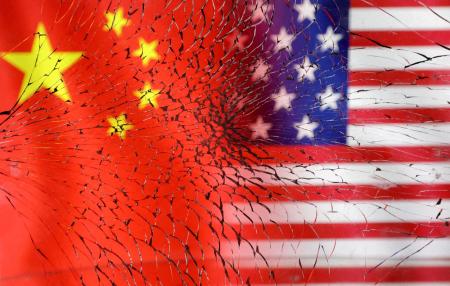 　割れたガラス越しに見える米中の国旗（ロイター＝共同）