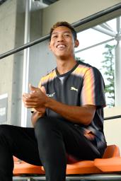 　「ＤＡＷＮ　ＧＡＭＥＳ」で選手に拍手を送る陸上男子のサニブラウン・ハキーム＝１３日、東京都世田谷区