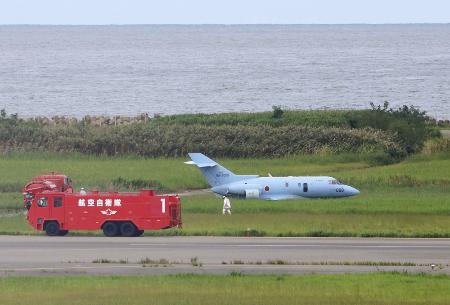 　滑走路を逸脱した航空自衛隊新潟救難隊所属のＵ１２５Ａ救難捜索機＝９月１９日、新潟空港