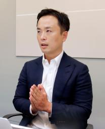 　インタビューに応じるメルカリの迫俊亮執行役員