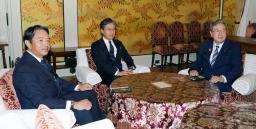 　会談に臨む（左から）国民民主党の榛葉幹事長、立憲民主党の安住幹事長、日本維新の会の中司幹事長＝１４日午後、国会