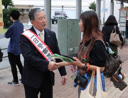 　神奈川県警茅ケ崎署の一日署長に就任し、通行人に特殊詐欺への警戒を呼びかける徳光和夫さん＝１４日午後、茅ケ崎市