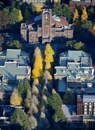 　東京大学本郷キャンパス内にある安田講堂（中央上）