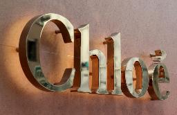 　クロエの看板＝東京都中央区