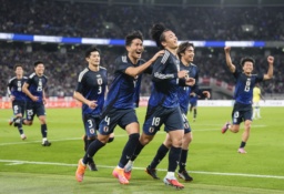 　日本―ブラジル　後半、上田（１８）がチーム３点目のゴールを決め、喜ぶ日本代表＝味の素スタジアム