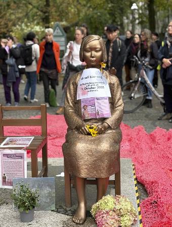 　ベルリン市ミッテ区の公有地にある少女像＝７日（共同）