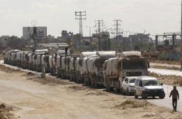 　１４日、停戦合意を受けパレスチナ自治区ガザに入った人道支援物資のトラック（ゲッティ＝共同）