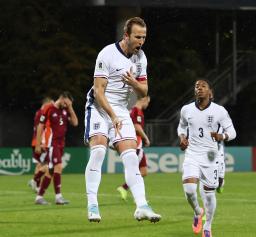 　Ｗ杯予選のラトビア戦でゴールを決め、喜ぶイングランドのケーン（手前）＝リガ（ロイター＝共同）