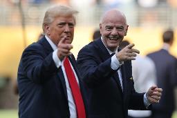 　サッカーのクラブワールドカップ決勝を観戦したトランプ米大統領（左）とＦＩＦＡのインファンティノ会長＝７月、米東部ニュージャージー州（ゲッティ＝共同）