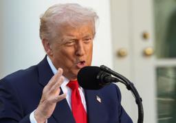 　米ホワイトハウスで話すトランプ大統領＝１４日、ワシントン（ロイター＝共同）