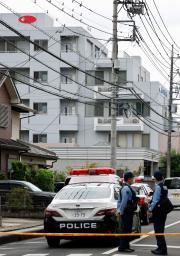 　入所者の女性２人が血を流し、意識のない状態で病院に搬送される事件があった老人ホーム（奥）＝１５日午前９時１４分、埼玉県鶴ケ島市