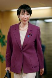 　自民党本部に入る高市総裁＝１５日午前、東京・永田町