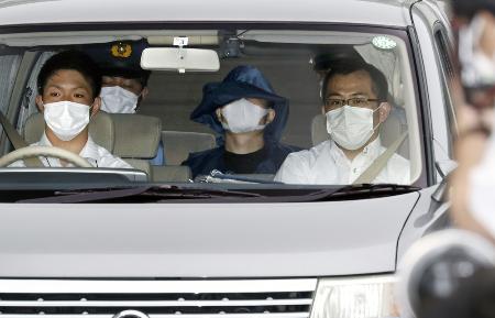 　野津英滉被告（後部座席中央）＝２０２０年、兵庫県警宝塚署