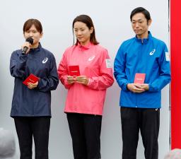 　デフリンピックのスタッフ・ボランティア用のウエアを着用する関係者＝１５日午前、東京都品川区