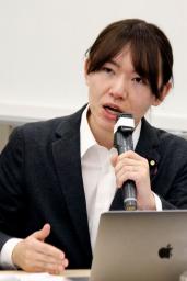 　ＡＩを活用した民主主義の在り方を検討する超党派の勉強会の初会合であいさつするチームみらいの安野党首＝１５日午前、国会