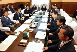 　国会内で開かれた衆院の議院運営委員会理事会。公明党の吉田宣弘衆院議員（右手前から２人目）は与党と向かい合う野党側の席に着席した＝１５日午前