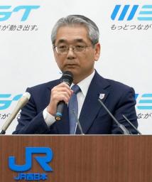 　記者会見するＪＲ西日本の倉坂昇治社長＝１５日午後、大阪市北区