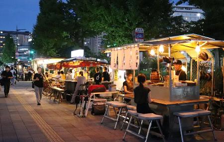 　福岡市内の屋台（福岡市提供）