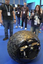 　「広州交易会」で展示された、街頭監視などの機能を備えた自走型のロボット＝１５日、中国広東省広州市（共同）