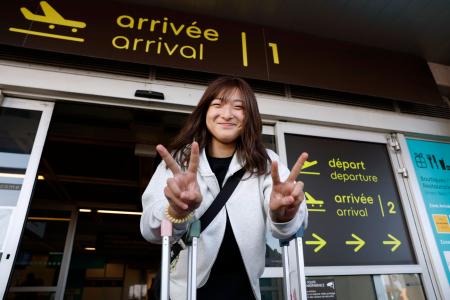 　ＧＰシリーズ第１戦に出場するためフランスのナント空港に到着した坂本花織＝１５日（共同）