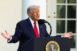 　米ホワイトハウスの式典で演説するトランプ大統領（ロイター＝共同）