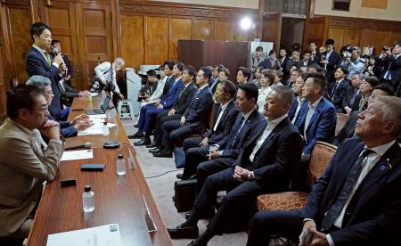 　国会内で開かれた日本維新の会の両院議員総会＝１６日午前