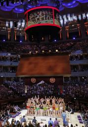 　ロイヤル・アルバート・ホールで開幕した大相撲ロンドン公演で行われた幕内土俵入り＝１５日（共同）