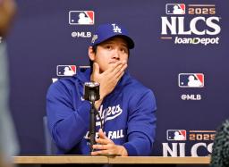 　記者会見するドジャース・大谷＝１５日、ロサンゼルス（共同）