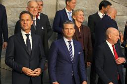 　ＮＡＴＯ国防相理事会後、記念撮影に臨むルッテ事務総長（前列左）とヘグセス米国防長官（同中央）ら＝１５日、ブリュッセル（共同）