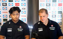 　オンラインで記者会見するラグビー日本代表のハットリー・ヘッドコーチ代行（右）と奥井＝１６日（（Ｃ）ＪＲＦＵ）